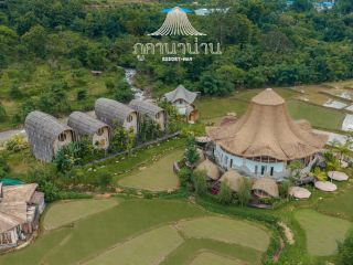 Accommodation in the middle of nature, with views of rice fields, streams, mountains and mist.