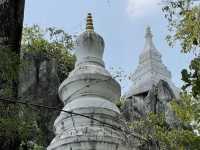 เจดีย์ขาวบนยอดเขา เส้นทางแห่งศรัทธาเหนือสายหมอก