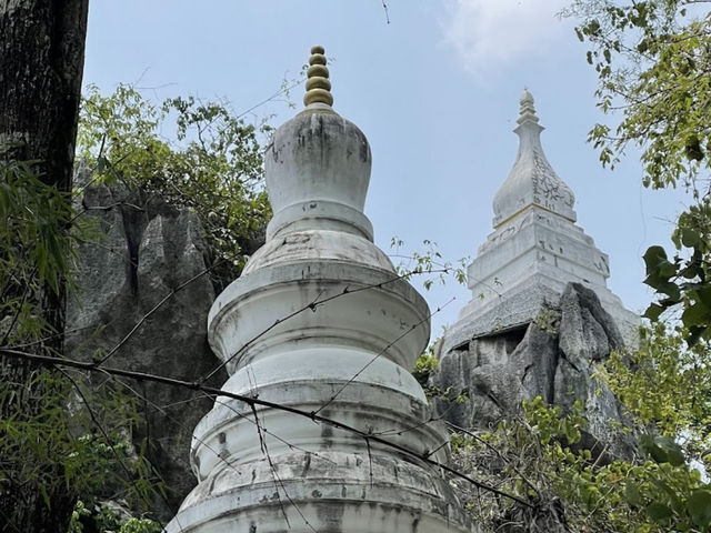 เจดีย์ขาวบนยอดเขา เส้นทางแห่งศรัทธาเหนือสายหมอก เจดีย์ขาวบนยอดเขา เส้นทางแห่งศรัทธาเหนือสายหมอก