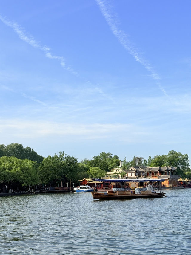 นั่งเรือ ทะเลสาบซีหู (West Lake) ที่เมืองหางโจว นั่งเรือ ทะเลสาบซีหู (West Lake) ที่เมืองหางโจว