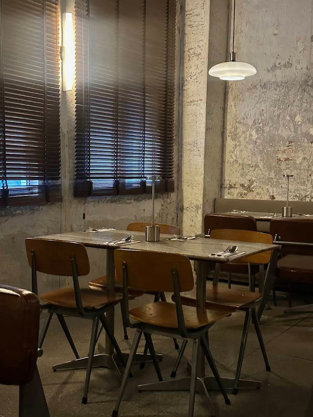 Monograph Dining, Aesthetic Plates in a Minimalist Hideout 