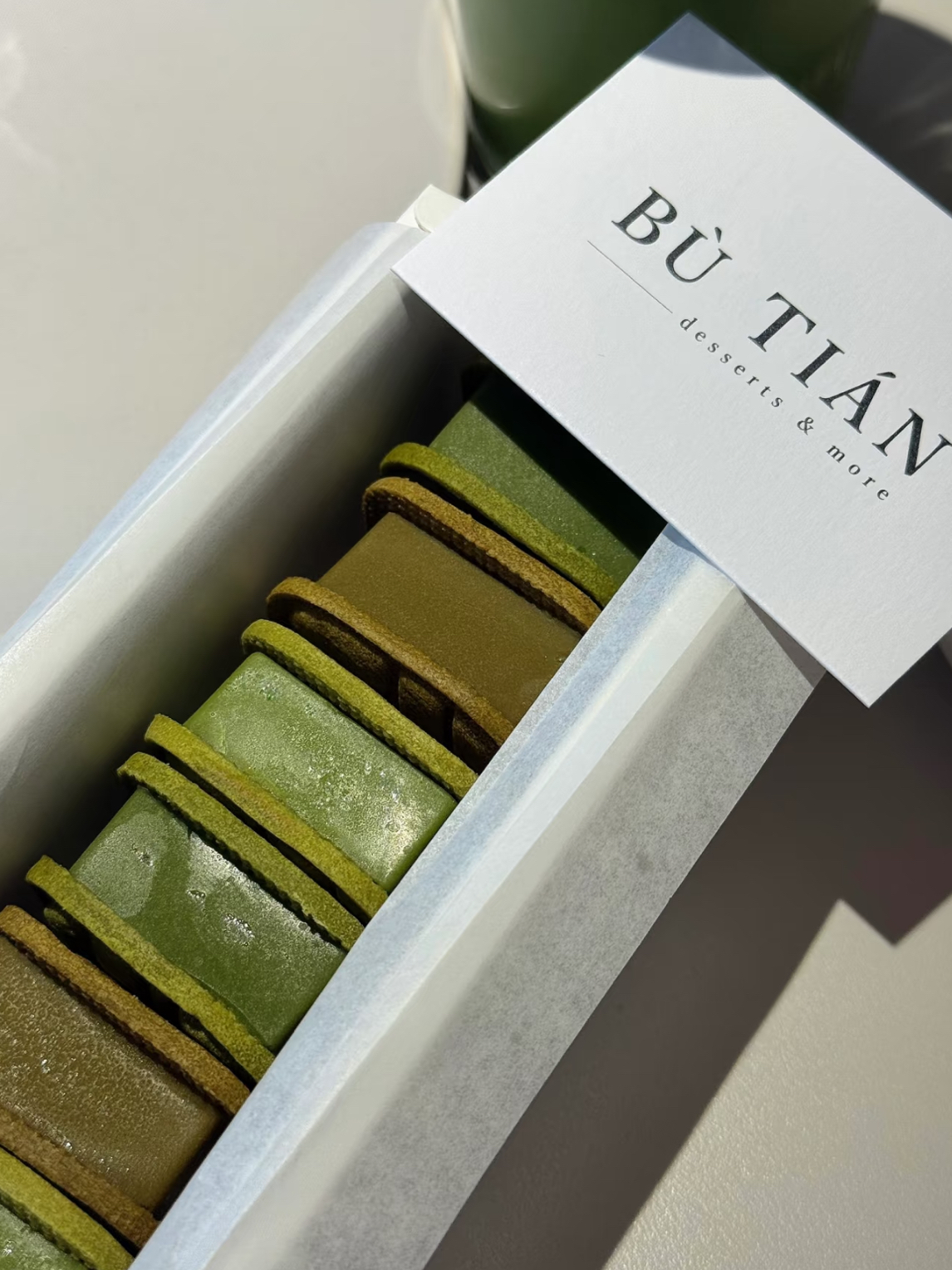 #kualalumpurguide

Satu-satunya masalah dengan tempat ini? Hanya ada di Malaysia.
Karena kafe ini benar-benar surga bagi para pecinta matcha 🍵💚

Kotak Kue Teh Jepang mereka adalah yang selalu saya cari — berulang kali. Tiga rasa, semuanya sempurna dengan caranya masing-masing:
💚 Kue Sandwich Matcha
🤎 Kue Sandwich Genmaicha
🤍 Kue Sandwich Houjicha

Dari kue hingga minuman, semuanya di sini merayakan teh dalam bentuknya yang paling murni dan elegan. Keseimbangan rasa, penyajian, bahkan aromanya — rasanya seperti Kyoto datang ke KL 🇯🇵

Sejujurnya, saya ragu untuk memposting ini karena antreannya sudah panjang… tapi sayang sekali jika tidak berbagi pengalaman berharga ini dengan sesama pecinta matcha 😌

Siapa bilang Malaysia tidak punya kafe-kafe cantik dan lezat yang layak digembar-gemborkan? Ini buktinya. 💚✨