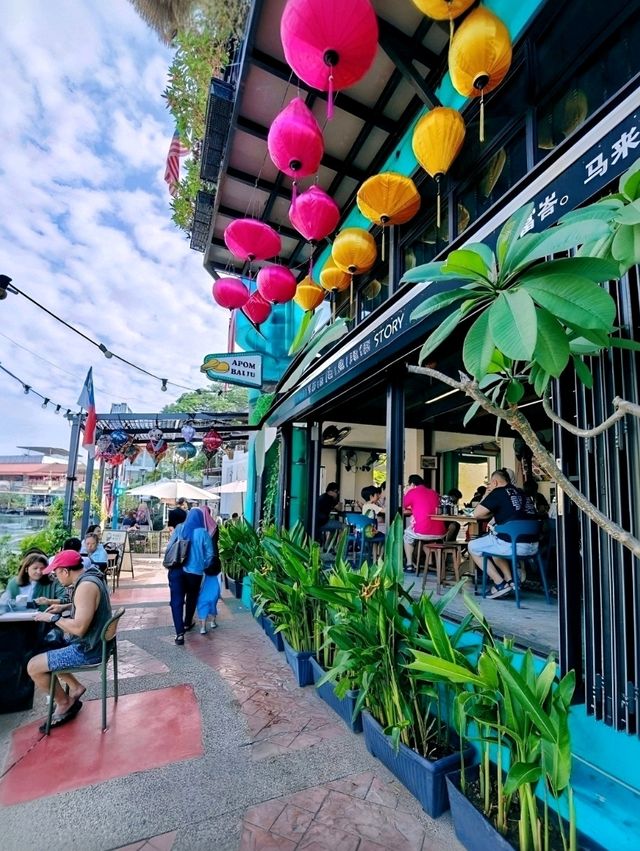 🥪☕🥦🌶️🍜🫛🥃🍗🥒🍛Savouring Local Delights at a Cozy Riverside Cafe in Malacca.