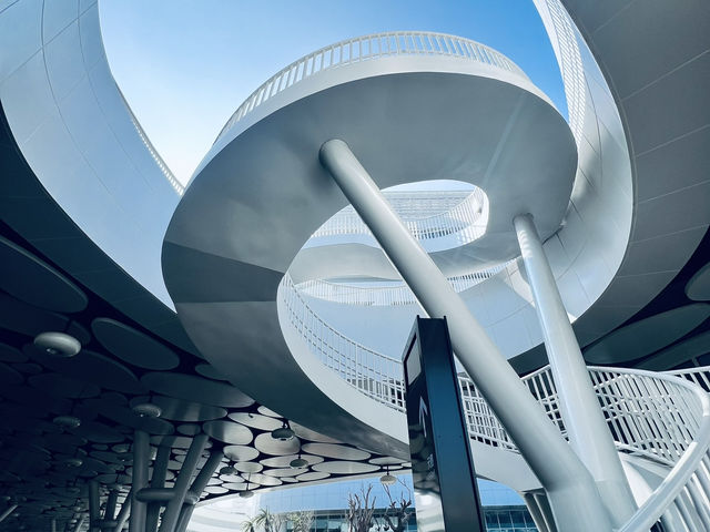 雲朵造型的高雄車站