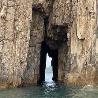 Bluff Island Cave 沙塘口洞 – 香港地質公園中的隱秘海蝕洞奇觀