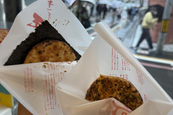 🍘 Freshly Grilled Rice Crackers at Nishiki Market｜Trip.com 京都