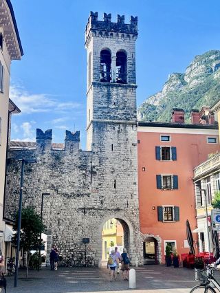 古典的古城門，在 Riva del GardaITALY