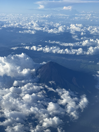 今次用兩日一夜攻頂富士山,真係人生有幾多次可以話「我踩過日本最高點」!比起平時去一啲觀光地mark個到此一遊,大自然面前行得每一步、見到每一下日出、每陣雲霧,都係最真嘅感動❤️特別係同朋友一齊登頂,四個人終於喺小山町山頂睇日落,真係有一種征服世界嘅感覺。順道喺富士市嘅Shimada Park歇一歇,捕捉自然同寧靜,幾乎成個旅程都喺大自然懷抱裡面療癒返自己😌。

行程亮點  
· 人生打卡最大BOSS:征服日本最高峰,過程有汗有淚更加有彩虹!
· Shimada Park全景睇富士山、俯瞰城市入夜,雲霧圍繞,氛圍拉滿
· 夕陽、雲海、清晨空氣,全方位沉浸自然
· 結伴登山,成就感double!

景點推薦 & 爬山心得

Day 1|爬富士山-挑戰自我極限
由富士市出發,建議朝早衝上吉田口五合目(假如唔係旺季,建議預先查好巴士時刻表),行李盡量輕,帶足夠防寒衣物,因為山上晚溫絕對唔係開玩笑,山腳同山頂可以相差近20°C。經驗之談:一定要慢慢行、唔好逞強,保持體力上去。大約黃昏五點上到六合目至八合目,就會開始見到雲海加夕陽,超級夢幻📸。而且隨時一陣雲霧而至,氣氛突然變得靜謐同神秘。建議攜帶一啲補給小食同熱飲,山上食個熱麵包都好滿足~

Day 2|凌晨攻頂、俯瞰日出-回到Shimada Park Chill
凌晨三四點起身繼續上路,就為咗捕捉最震撼嘅御來光(日出)!攻頂嗰一下真係開心喊得出聲,齊齊打個卡,感覺自己好似人生升咗level。下山後建議唔好急住走,預訂的士/車回富士市,再去Shimada Park(島田公園)休息。呢度全年開放,隨時嚟都得。公園遠睇富士山、下望城市同龜田濱海,疲勞秒速治癒~而且成個公園都好寧靜,超級適合訓眼、靜靜咁replay頭先山頂日出個時刻。  
Shimada Park  
地址:1 Chome-146 Shimadacho, Fuji, Shizuoka 417-0033, Japan  
開放時間:全年全日營業  

交通Tips &實用小貼士  
· 山上溫差極大,一定要備好防寒外套同層次穿衣(最好帶件保暖衫同風衣)  
· 富士山夏季超多遊客,山頂山屋有限,必須預早預訂  
· Shimada Park離JR富士站大約5分鐘的士程,或者20分鐘步行,交通非常方便  
· 攀山記得要備足水同補給,唔好太貪步伐快,慢慢享受路上風景
· 建議預留行程最後一節去Shimada Park,好好慢活feel個餘韻

美食推薦  
行完山千祈唔好錯過富士市出名烏冬同濃湯!附近「富士宮燒烏冬」好出名,去返市中心隨便搵一間食店已經有質素,啱晒行山後補充能量。

總結,今次人山人海都擋唔住征服富士山同擁抱自然嘅震撼。每一步嘅堅持、每一眼嘅日出同夕陽,變成旅行最深刻回憶。  

#富士山 #登山體驗 #自然治癒 #日本旅行 #旅人日常
