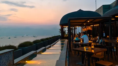 在萬豪酒店的 Altitude Rooftop 享受日落雞尾酒與海岸城市光影 — traveler post in 巴淡島