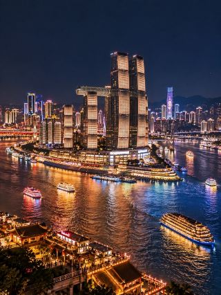 🇨🇳🌆 朝天門 + 來福士廣場 — 位於兩條河流交匯處的地標性建築,可欣賞重慶令人驚嘆的天際線景觀。