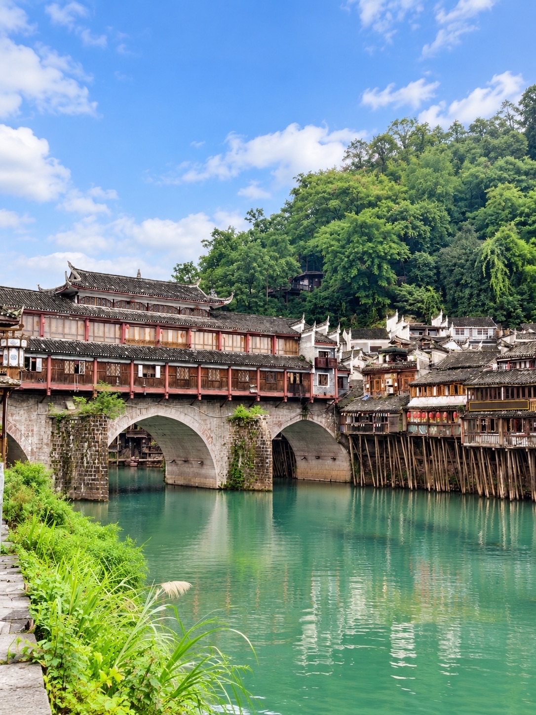 Fenghuang Ancient Town (凤凰古城) — A picturesque riverside town straight out of a painting.
