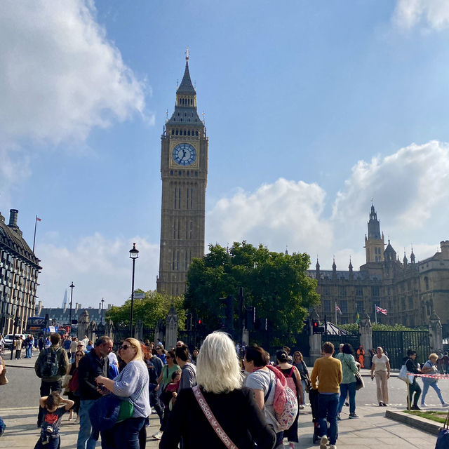 Majestic Landmark Surrounded by Beauty 🏛️