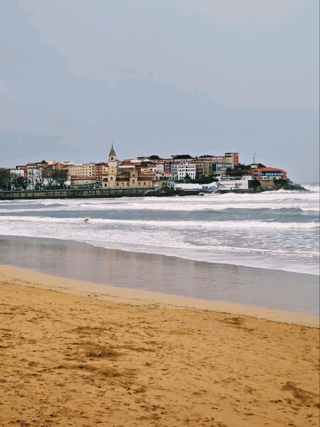 🌊 Gijón’s Stunning Coastline & Monuments! 🏛️☀️