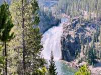 🌟 Top Landmarks to See in Yellowstone National Park 🚗💨
