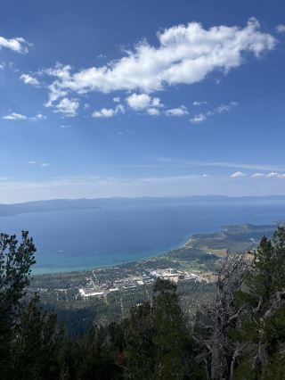แวะพักสุดอลังการ 3 จุดในวันเดียว อิ่มเอมกับวิวทะเลสาบสุดลูกหูลูกตาและบรรยากาศชายหาดอาบแดด—เอลโดราโดเคาน์ตี คาร์สันซิตี และวอโชเคาน์ตี ที่จะเนรมิตมนต์เสน่ห์แห่งทาโฮ! 💙✨ อยากสัมผัสจุดชมวิวที่ดีที่สุด *และ* มีโอกาสได้แช่เท้าในน้ำใสดุจคริสตัล ทริปนี้จะทำให้คุณไปถึงจุดหมาย

สถานที่ท่องเที่ยวยอดนิยม:
จุดชมวิวทะเลสาบทาโฮ
เริ่มต้นที่ 4080 Lake Tahoe Blvd, South Lake Tahoe, CA 96150 คุณจะได้ชมวิวทะเลสาบและภูเขาแบบพาโนรามาอันน่าทึ่ง เช้าตรู่คนน้อย แถมแสงนวลๆ ก็ยังสวยเหมาะแก่การถ่ายรูป อย่าลืมพกเสื้อแจ็คเก็ตมาด้วย เพราะลมบนยอดเขาอาจมีลมพัดแรง! 🏔️

หาดชิมนีย์
จากนั้นขับรถไปยังหาดชิมนีย์ เมืองคาร์สันซิตี รัฐเนวาดา 89703 จอดรถที่ Chimney Beach Trailhead (ถนน Co Rd 291, Carson City) แล้วเพลิดเพลินกับการเดินป่าระยะสั้นๆ ลงไปยังชายหาด เส้นทางเดินนี้ยาวประมาณหนึ่งไมล์ต่อเที่ยว และคุ้มค่ากับการเดินป่าอย่างแน่นอน ข้อดีคือทรายนุ่มๆ และน้ำทะเลสีฟ้าใสราวกับภาพวาด เหมาะสำหรับการพักผ่อน ว่ายน้ำ หรือปิกนิกแบบสบายๆ เคล็ดลับ: ควรมาถึงก่อนเที่ยงวันเพื่อที่จอดรถที่สะดวกขึ้น และนำน้ำดื่มมาด้วย 🏖️

Chimney Beach Trailhead
หากคุณชอบเดินป่า ควรมาถึงจุดเริ่มต้นเส้นทางแต่เช้าเพื่อหาที่จอดรถดีๆ และหลบร้อน เส้นทางได้รับการดูแลอย่างดี เพียงแต่อย่าลืมรองเท้าที่แข็งแรงทนทานและครีมกันแดด โดยเฉพาะอย่างยิ่งหากคุณวางแผนที่จะใช้เวลาทั้งวันอยู่กลางแจ้ง

การเดินทาง:
จำเป็นต้องมีรถยนต์ เนื่องจากระบบขนส่งสาธารณะมีจำกัด ที่จอดรถฟรีทุกจุด แต่ช่วงสุดสัปดาห์จะเต็มเร็วมาก ควรเริ่มต้นแต่เช้า

#วิวทะเลสาบ Tahoe #ผจญภัย ElDorado #สำรวจเมือง Carson #เดินป่า Tahoe #เคล็ดลับการเดินทาง
