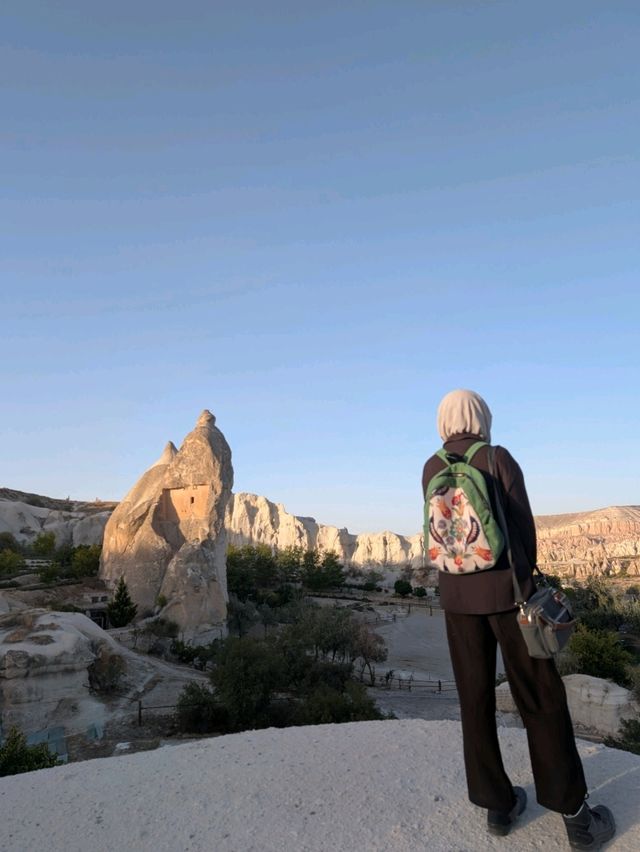 Ultimate Göreme Getaway: Sunrise, Hot Air Balloons, & Cave Cafes 🏜️🎈
