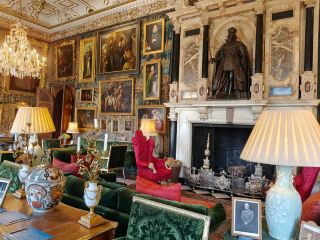 Step into royal history just 20 minutes outside London! 👑✨ 