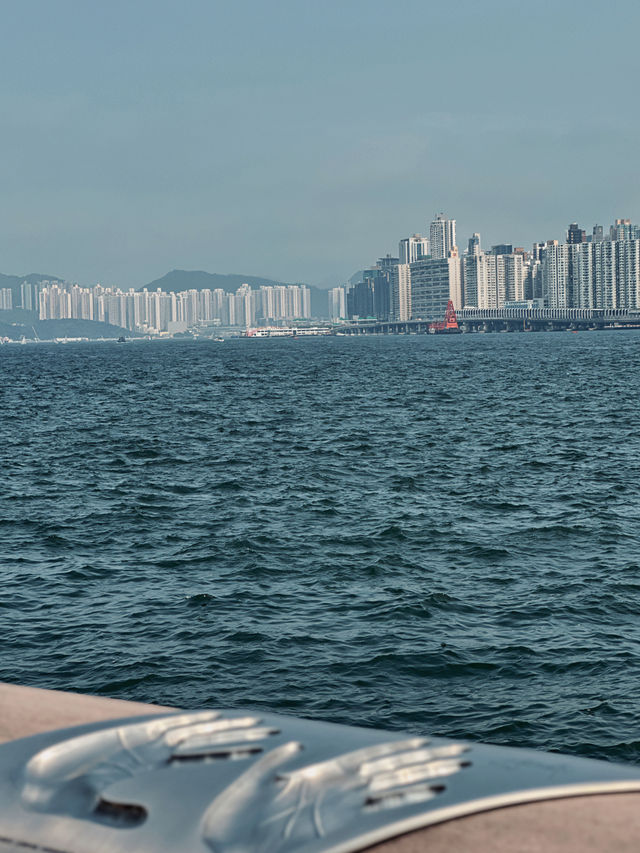 Always believe in the romance of Hong Kong 📸 Victoria Harbour.