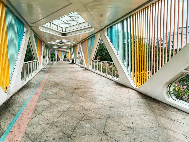 Have you ever visited the geometrically appealing pedestrian overpass in downtown Fuzhou?