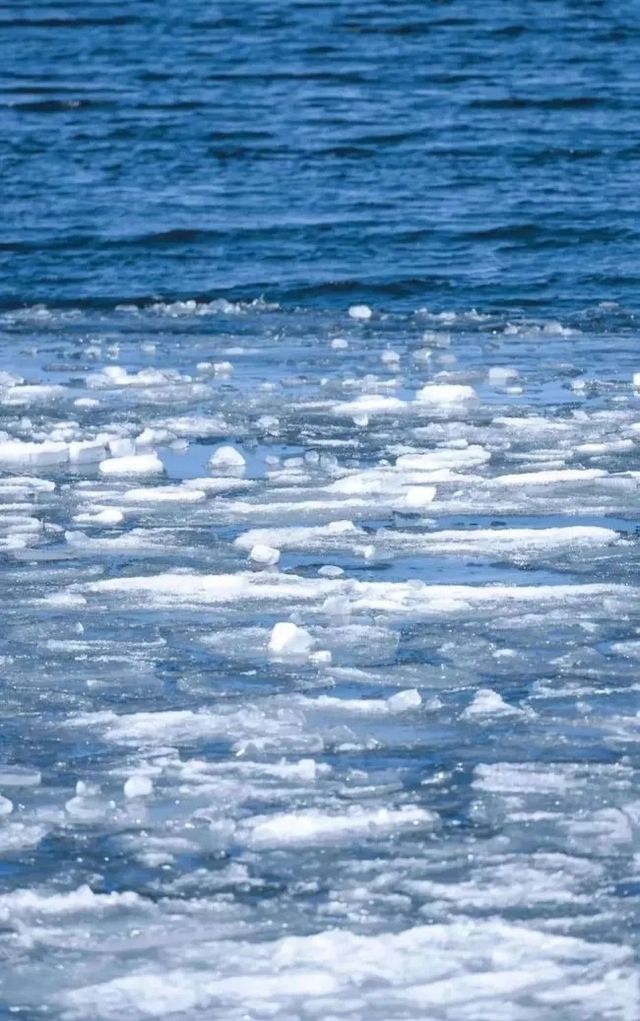 冬季的木格措：藍冰的誘惑