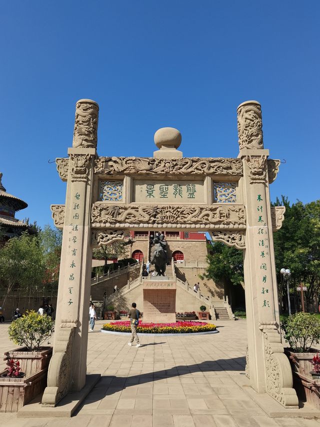 驅車百里到行宮，瞻仰明末大英雄，江山易得還易失，到底起義未成功