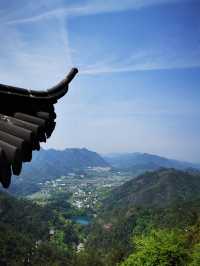 大慈岩寺：江南唯一的臨崖懸空而建的寺廟，被稱為“江南懸空寺”