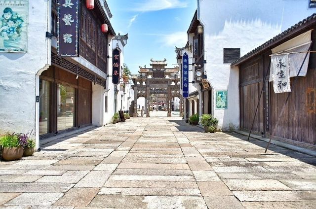 幾十年前一座千年古城沉入千島湖，如今人們在岸邊完美復刻