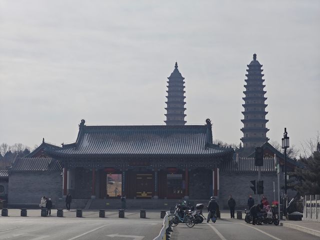 永祚寺，俗稱雙塔寺，始建於明萬曆年間（1573~1620年），依山構築，坐南朝北，由寺院、塔院和碑廊院組成