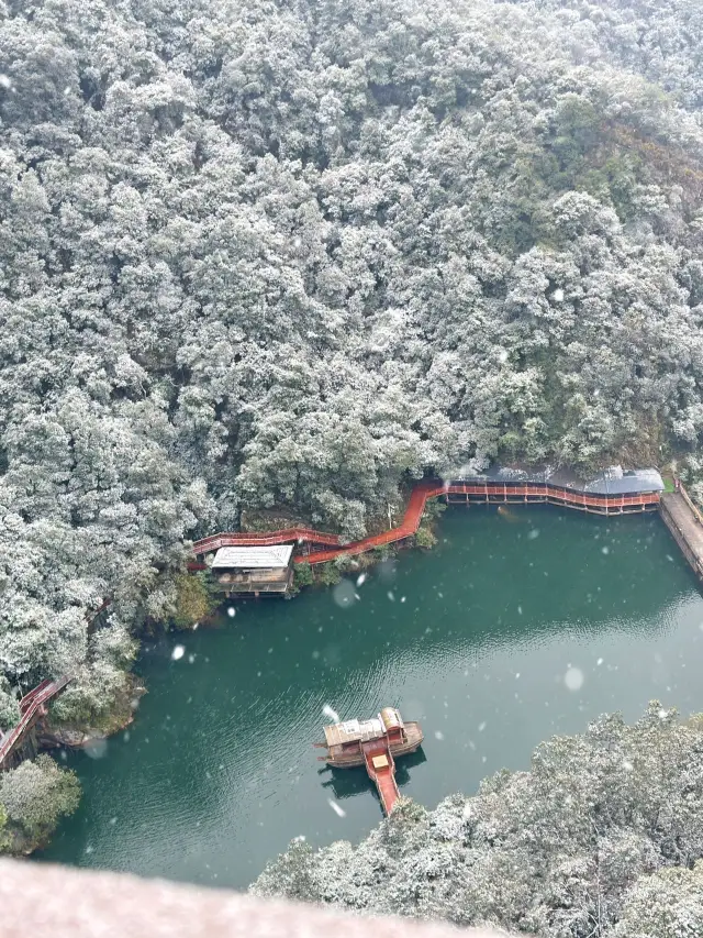 Shaoguan Yunmen Mountain is a great place to visit during the Spring Festival, and we were lucky to encounter snow