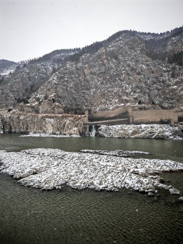 一夜雪後，濃霧中的三門峽大壩