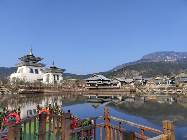 黃梅東山下，清幽問梅村！