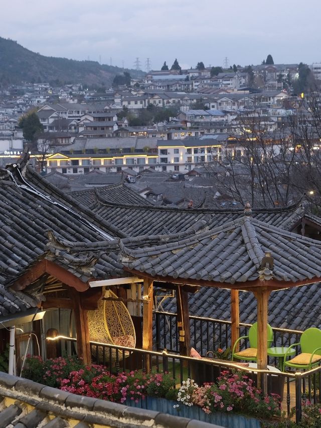 Lijiang Journey/With you yearning for poetry and the distant horizon