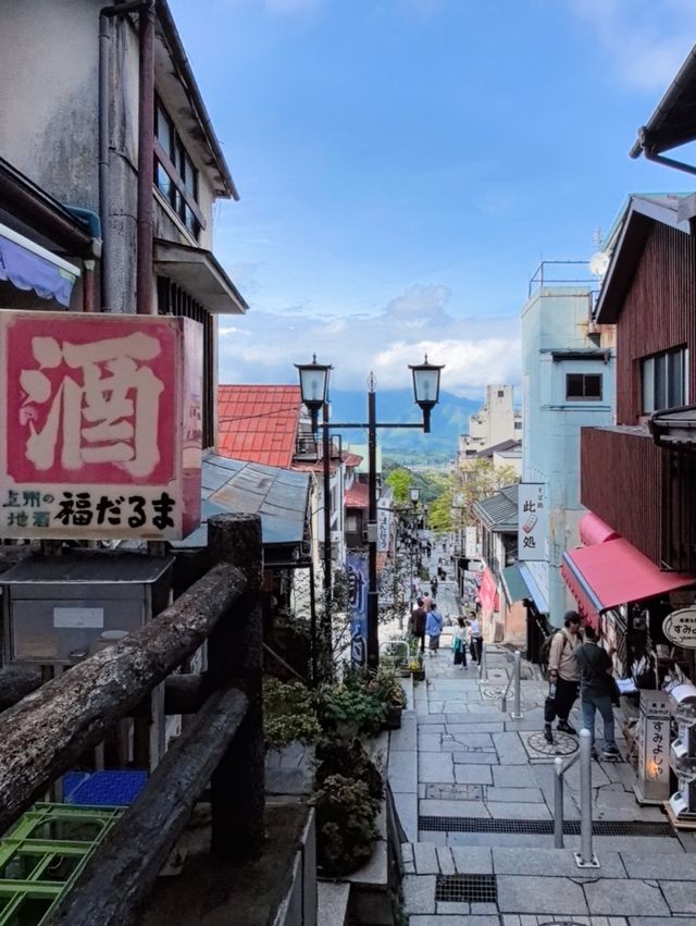 偷得浮生一日閒，伊香保溫泉山上泡頭湯，很有野趣，逛逛石段街