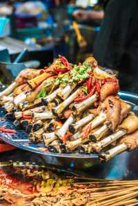 新疆阿克蘇老街夜市｜融入新疆夜生活品美食看雜技