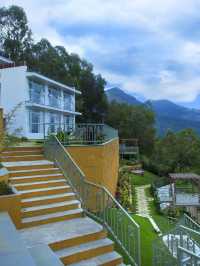 🌟 Munnar Marvels: Luxury Amidst the Clouds 🌿🏨
