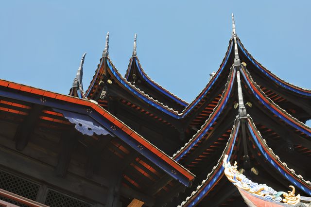 西昌市必到景點之大石板村和靈鷹寺。