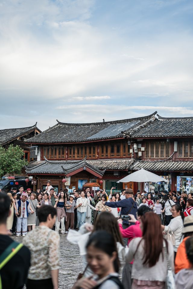 在麗江古城的夜晚：燈火闌珊的浪漫之旅。