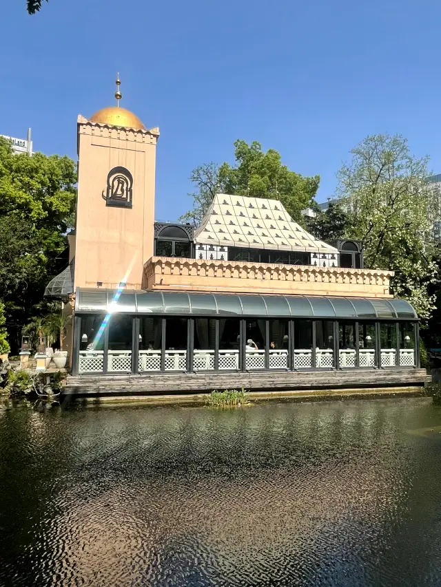 魔都最核心區域的五彩城市公園,中心湖碧波蕩漾。