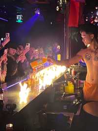 西安還是太超前了!居然在酒吧欣賞到了絕美鋼管舞!