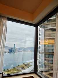 海岸晨曦中的親子微笑：香港港島海逸君綽酒店