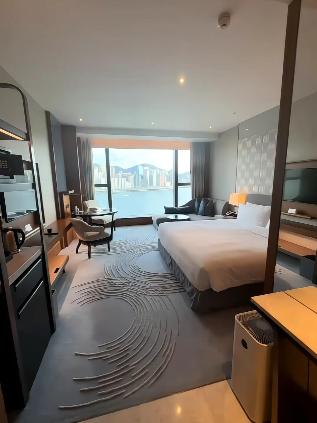 #HongKongSeaviewHotel Baozis! In a place like Hong Kong where land is at a premium, if you want to stay well, you must go to the Kerry Hotel Hong Kong! 📍Basic room type from 35m2, two large and two small bags can move in, the focus is on the floor-to-ceiling windows sea view, downstairs is Victoria Harbor, the geographical location is perfect, understand! Now internally selling 20 sets, hurry up!

——
🏨Hotel name: Kerry Hotel Hong Kong
📍Hotel Location: 38 Red Lun Road, Hung Hom Bay, Kowloon
——
🛏Room experience: Hong Kong style luxury pull full
546 guest rooms with panoramic floor-to-ceiling windows, spacious space from 35m2, logs and metal elements collide, minibar hides Hong Kong specialty snacks ~
Deluxe Sea View Room: Directly facing the bright lights of the Victoria Harbor, Dyson hairdryer + B&O sound system, lying in the bathtub and watching the Star Ferry shuttle, the atmosphere is directly exploded!

——
🍱 Dining: Hong Kong style on the tip of your tongue
The Market: Open kitchen buffet, unlimited king crab legs, freshly cut wagyu beef, freshly cooked wonton noodles fresh to drop your eyebrows ~
Dragon-i: Michelin Cantonese restaurant, crispy roast pork belly and mangosteen must-try, authentic Hong Kong flavor in one bite ~
Lobby Lounge: Victoria Harbor Themed Afternoon Tea! Pineapple butter-shaped dessert + Hong Kong-style stocking milk tea, 99+ likes in seconds for taking pictures

🎇Hotel Features: Detail control ecstasy
270° infinity pool: suspended above the Victoria Harbor, swim to see the night view of both coasts, casual shots are magazine covers ~
Spa: Zuma Lung Toiletries! "Ocean Rejuvenation Massage" is exhausted after massage
Art Corridor: Displaying the works of local Hong Kong artists, the elevator decoration is inspired by traditional fishing boats, highlighting Hong Kong culture everywhere ~

——