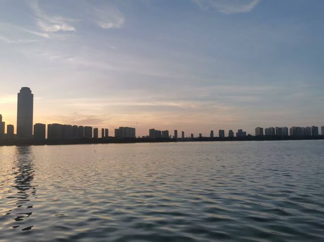 拂曉瓜渚湖，一筆江南韻