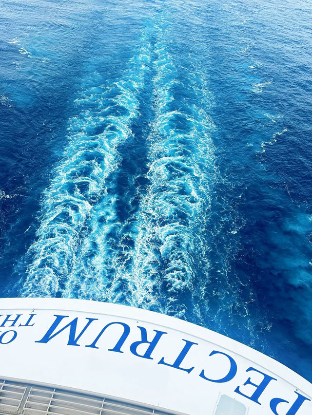 🛳️ Who else knows the joy of sailing on Spectrum of the Seas?