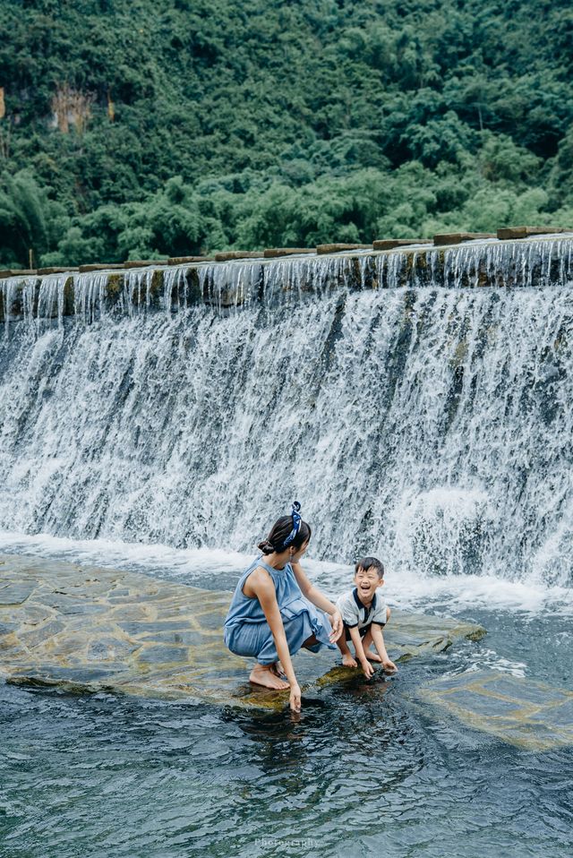 廣西媽咪帶娃避暑意外發現「天然水上樂園」 小朋友玩到唔肯返屋企