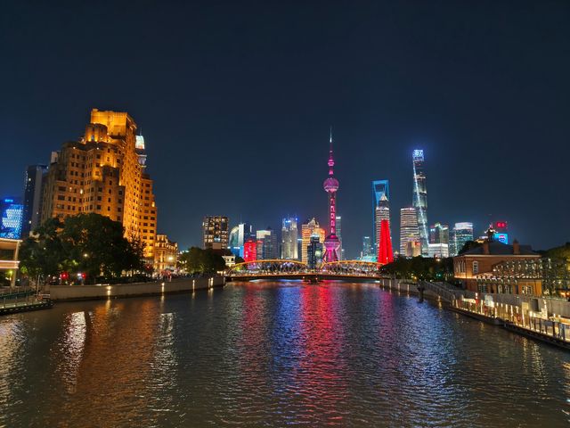 來上海唔好錯過呢條絕美夜景觀賞路線!沿住蘇州河一路漫步到外灘,真係太浪漫喇💕 來上海唔好錯過呢條絕美夜景觀賞路線!沿住蘇州河一路漫步到外灘,真係太浪漫喇💕