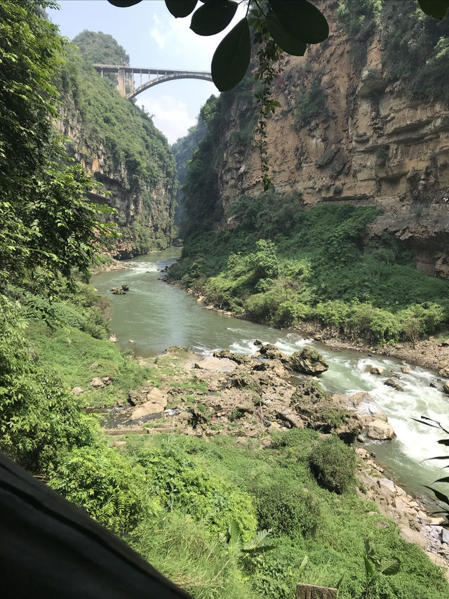 興義必打卡！穿越地球裂縫的瀑布仙境！   交通出行 地址：貴州省黔西南布依族苗族自治州興