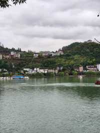 住進瀑布邊的古鎮