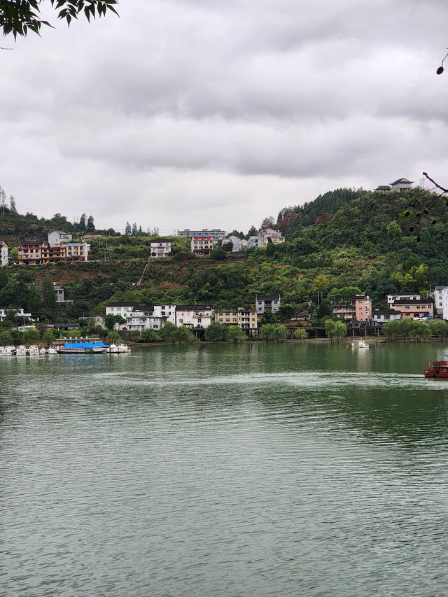 住進瀑布邊的古鎮 住進瀑布邊的古鎮
