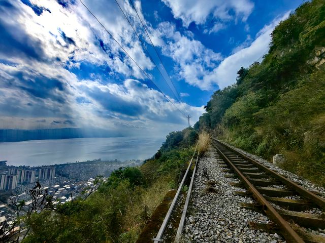 在昆明陽宗海旁竟然藏著一條停用的百年米軌鐵路 在昆明陽宗海旁竟然藏著一條停用的百年米軌鐵路