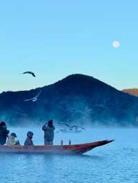 瀘沽湖晨霧絕了誰懂藍調時刻的美!拍出油畫大片